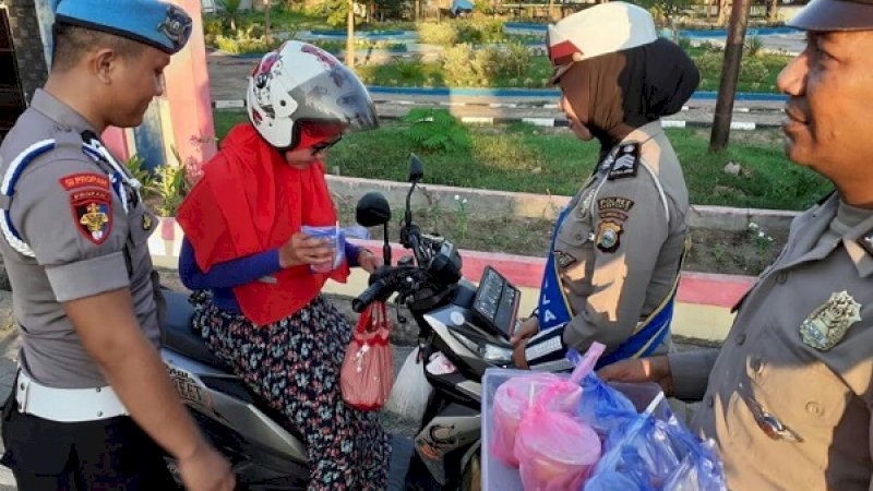 Petugas dari Satlantas Polres Jeneponto, menggelar Operasi Keselamatan 2019, sambil membagi-bagikan takjil.