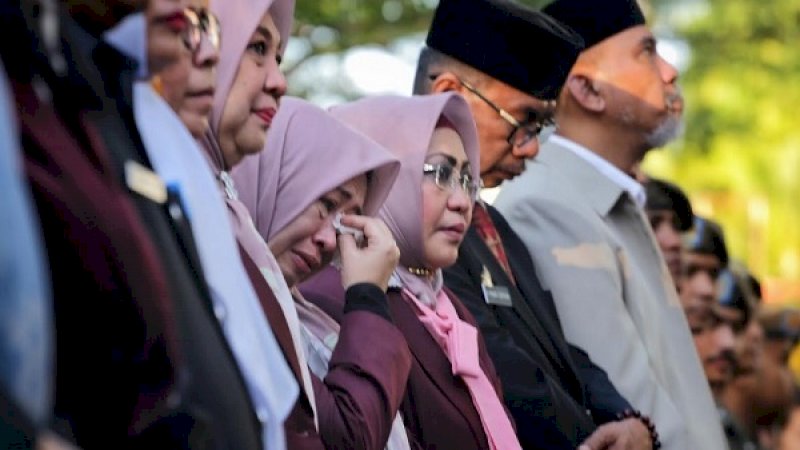 Kepala Dinas Lingkungan Hidup Kota Makassar, Rusmayani Madjid, tampak tak bisa menahan air matanya, pada pelepasan Wali Kota Makassar, Mohammad Ramdhan Pomanto, menyampaikan pidato perpisahan pada kegiatan pelepasan masa jabatan Wali Kota dan Wakil Wali Kota Makassar, periode 2014-2019 di Kantor Balai Kota Makassar, Jalan Ahmad Yani, Rabu (8/5/2019). (Foto: Arfa Ramlan/Rakyatku.com)