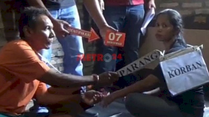 Zul (kiri), saat memeragakan adegan pada rekosntruksi pembunuhan terhadap istrinya, Rosmawati di Kecamatan Batubara, Sumut. (Foto: Taufik/Metro24jam)