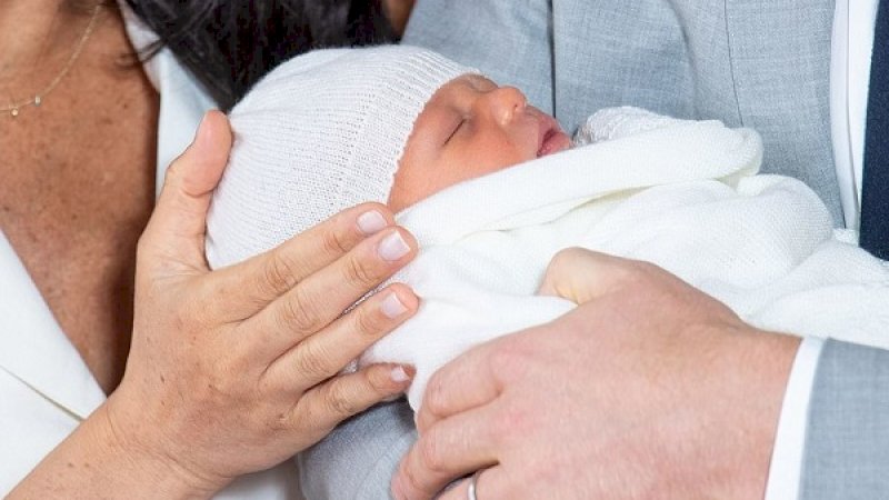 Wajah putra Pangeran Harry dan Meghan Markle difoto untuk pertama kalinya.