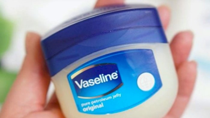 Ini Sebabnya Mengapa Banyak Orang Gosok Vaseline Di Wajah Sebelum Tidur