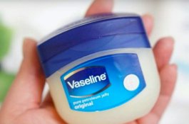 Ini Sebabnya Mengapa Banyak Orang Gosok Vaseline di Wajah Sebelum Tidur