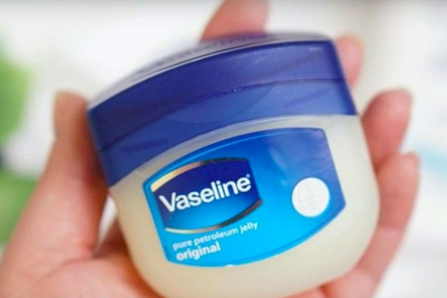 Ini Sebabnya Mengapa Banyak Orang Gosok Vaseline Di Wajah Sebelum Tidur