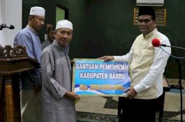 Pemkab Barru Beri Bantuan Rp200 Juta untuk Masjid Nurul Iman