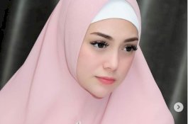 Nyaman Pakai Hijab Syar'i, Celine Evangelista Ingin Masuk Islam?