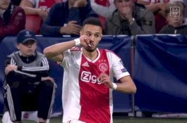Video Detik-Detik Dua Pemain Ajax Buka Puasa di Tengah Laga Liga Champions