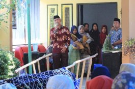 Dengan Wajah Sedih, Bupati Lutim Lepas Jenazah Warganya