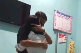 Dipeluk Sang Ibu dan Ayah, Vanessa Angel Menangis