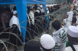 Brimob Bersorban 'Hadang' Massa FPI di Bawaslu