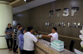 DPM PTSP Makassar Berbagi Takjil kepada Pengunjung Setiap Jumat Selama Ramadan