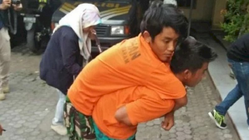 Satria Sopiyandi digendong adeknya, Iswandi, setelah dihadiahi timah panas, karena melawan saat hendak ditangkap. (Sumber: Satria Zulfikar/Viva)