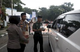 Kapolres dan Dandim Bantaeng Bagi 500 Paket Takjil di Jalan Raya