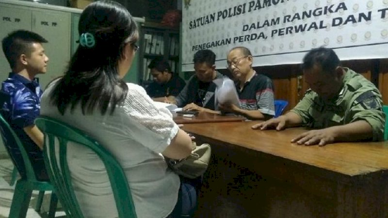WN China dan perempuan yang satu kamar dengannya diperiksa di Mako Satpol PP Kediri. (Foto: Andhika Dwi Saputra/Detik)