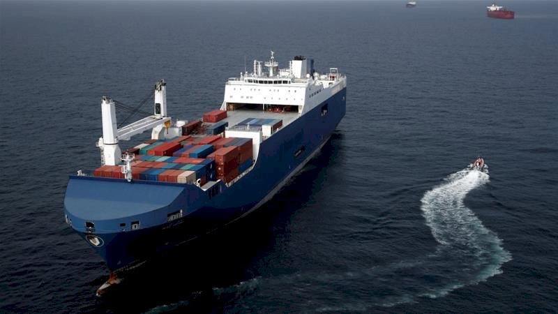 Sebuah kapal patroli Prancis berlayar di sebelah Bahri-Yanbu, kapal kargo Arab Saudi yang menunggu untuk memasuki pelabuhan Le Havre [Benoit Tessier / Reuters]