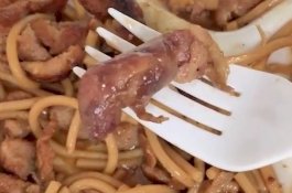 Asyik Makan Ayam Teriyaki, Wanita Ini Kaget Temukan Bayi Tikus di Makanannya