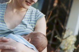 Sebagai Kenang-kenangan, Ibu Muda Ini Mau Buat Air Susunya Jadi Perhiasan