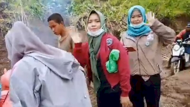 Neneng Kharisma (kanan), saat ikut membantu korban longsor di Gowa beberapa waktu lalu.