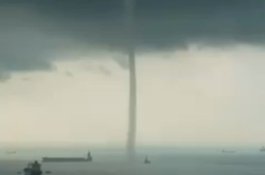 Pagi-pagi, Warga Singapura Dikagetkan Dengan Tornado