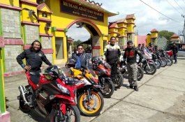 Turing, Pengurus Kadin Sidrap Bagi-bagi Zakat dan Sedekah