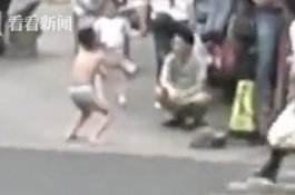 Ketahuan Raba Bokong Teman Kelas, Bocah Dihukum Telanjang di Pinggir Jalan Oleh Ibunya