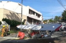 Pesawat Jatuh di Pemukiman, Dua Pilot Memanjat Keluar dari Puing-puing