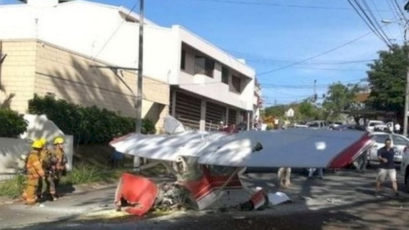 Puing-puing pesawat ringan yang jatuh di area permukiman warga di Kosta Rika (CEDOC via Buenos Aires Times)