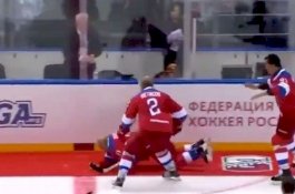 Main Hoki, Presiden Putin Jatuh Terpelanting di Depan Penonton