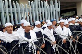 Aksi Polisi Pakai Sorban dan Peci Tuai Kritikan, Disebut Langgar Aturan