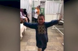 Viral, Bocah Afghanistan Menari di Rumah Sakit Setelah Diberi Kaki Palsu