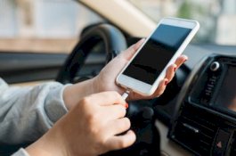 Begini Risiko Isi Baterai Ponsel di Mobil!