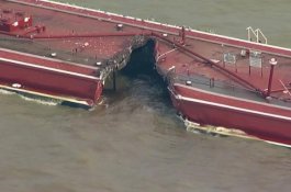 Kapal Tongkang Bertabrakan Kapal Tanker, Ribuan Barel Minyak Tumpah ke Laut