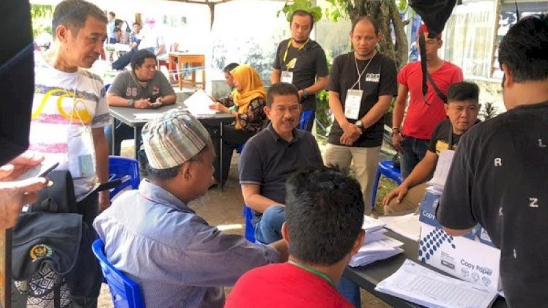 Andi Ridwan Wittiri, berbincang-bincang dengan para saksinya, di Kecamatan Tamalate.