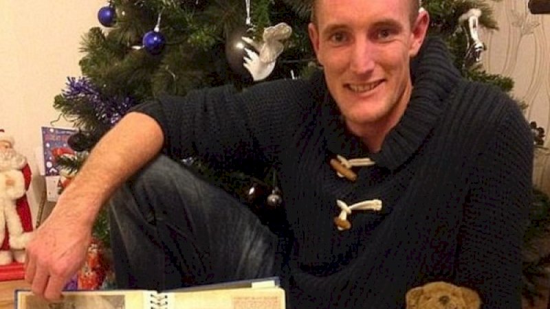 Steve Hydes, memperlihatkan bukti-bukti boneka yang menemaninya saat ditinggalkan di toilet bandara.