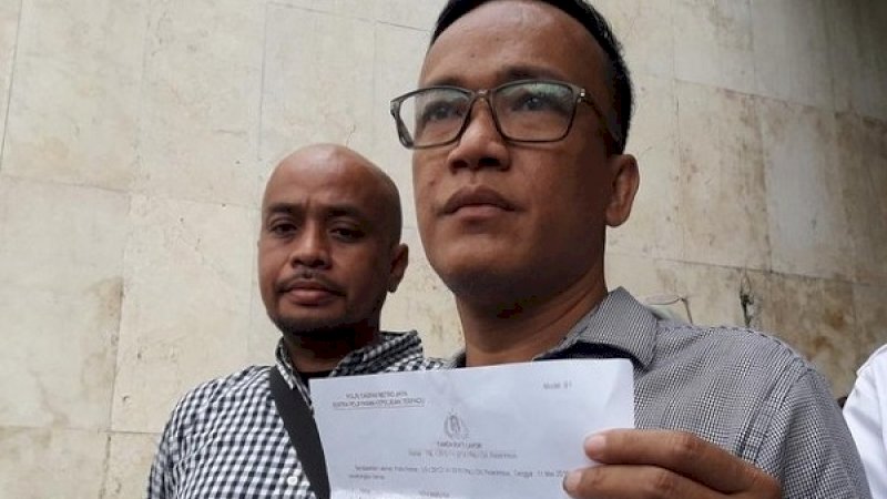 Ketua Umum Tim Jokowi Mania (Joman) Immanuel Ebenezer memperlihatkan surat laporan polisinya. (Foto: Isal Mawardi/detikcom)