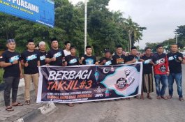 Komunitas Motor di Sidrap Bagi-bagi Takjil