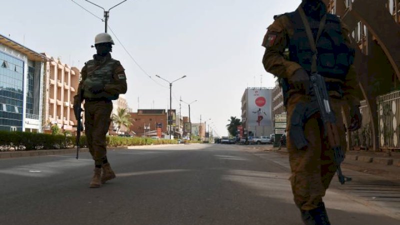 Polisi Burkina Faso berpatroli di luar hotel Splendid dan restoran Cappuccino menyusul serangan jihadis di Ouagadougou pada 16 Januari 2016.