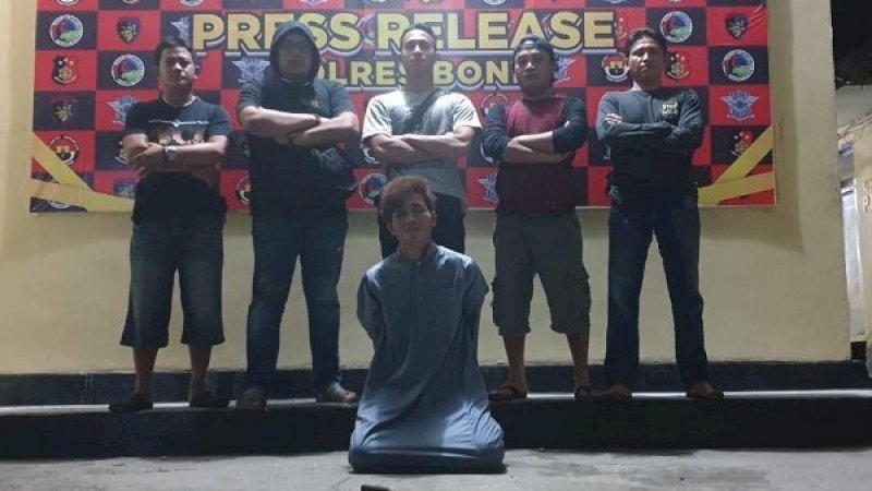 Samsul Bijai saat diamankan Sat Resmob Polres Bone.