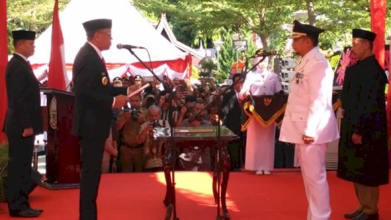 Gubernur Sulsle, Nurdin Abdullah saat melantik Iqbal Suhaeb sebagai Penjabat Wali Kota Makassar, Senin, 13 Mei 2019.