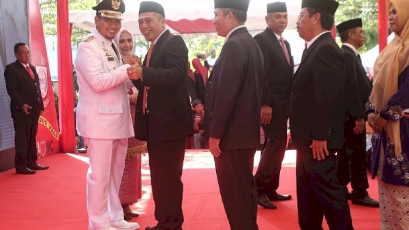 Iqbal Suhaeb mendapat ucapan selamat dari mantan Wakil Wali Kota Makassar, Syamsu Rizal. (Foto: Arfa Ramlan)