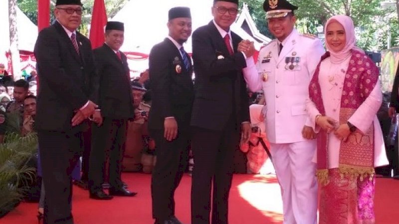 Gubernur Sulsel, Nurdin Abdullah salam komando dengan Iqbal Suhaeb yang dilantik sebagai Penjabat Wali Kota Makassar, Senin, 13 Mei 2019.