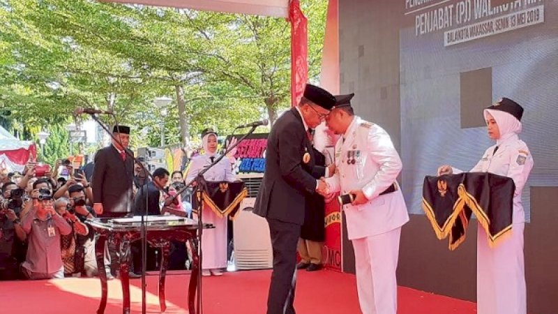 Gubernur Sulsel, Nurdin Abdullah memberi selamat kepada Iqbal Suhaeb yang dilantik sebagai Penjabat Wali Kota Makassar, Senin, 13 Mei 2019.