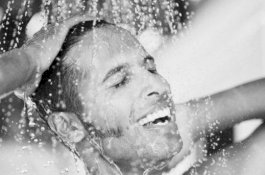 Mandi Siang Bolong dan Donor Darah saat Puasa, Bolehkah?