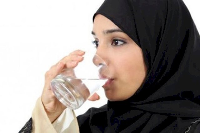 Apakah boleh sahur hanya minum air putih menurut islam