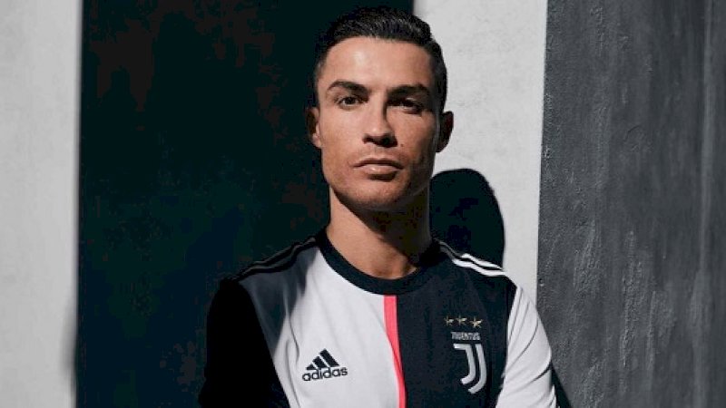 Cristiano Ronaldo dengan jersey baru Juventus. (Foto: Juventus)