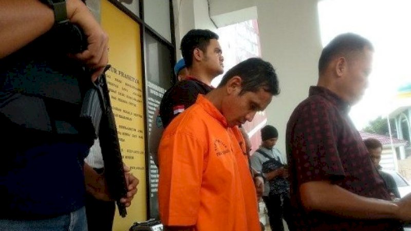 Agus Susanto (baju oranye), saat diamankan polisi dari Polsek Kelapa Dua dan Polres Tangerang Selatan.