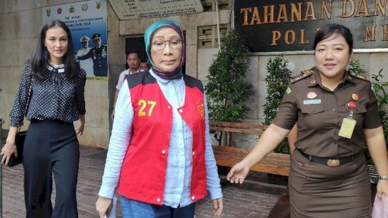 Ditemani putrinya, Atiqah Hasiholan, Ratna Sarumpaet menuju PN Jaksel. (Foto: Alfons/Detik)
