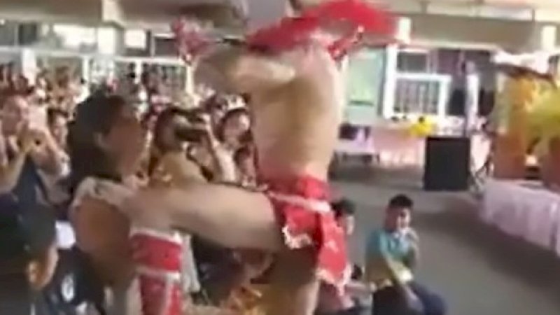 Peringati Hari Ibu, SD di Meksiko Hadirkan Penari Pria Telanjang