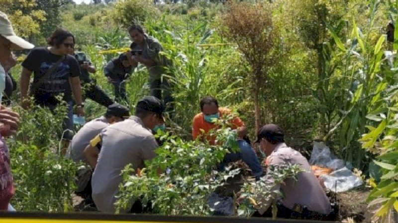 TKP tempat jasad korban ditemukan dalam kondisi terbakar.