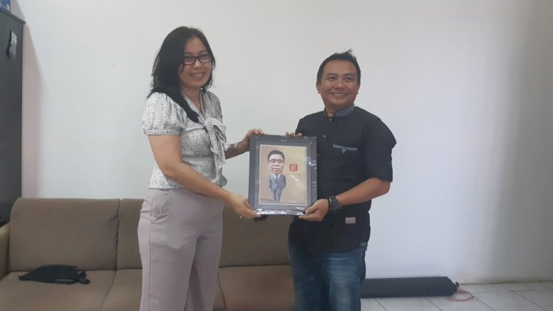 Wakil Rektor Bidang Kerjasama, Komunikasi, dan Informasi UKI Paulus, Dr Natalia Paranon (kiri).