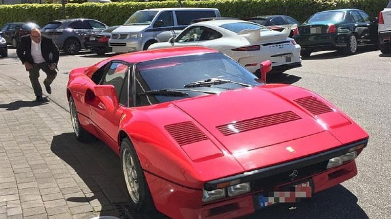 Foto tersangka mendekati Ferrari 288 GTO
